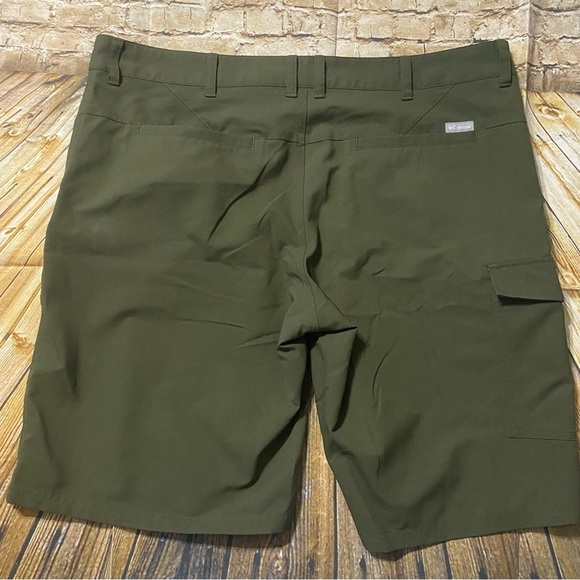 Columbia Green Omni Shade Regular Fit Cargo Shorts - Picture 3 of 5